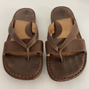 Woman’s Born Dark Brown Leather Flip Flop Flat Sandals Size 6